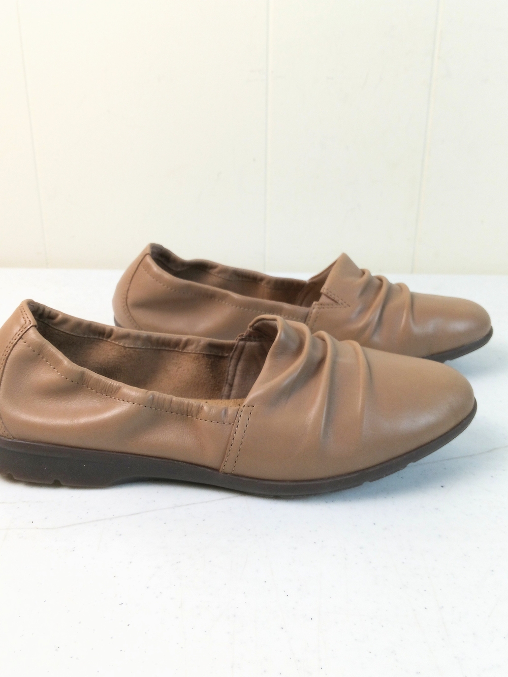 Clarks Women's Tan Slip-On Ruched Loafers Size 10 Wide